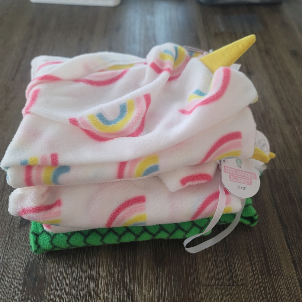 Kids Hooded Blankets - Green and Rainbow Lot Of 4 - Picture 4 of 4